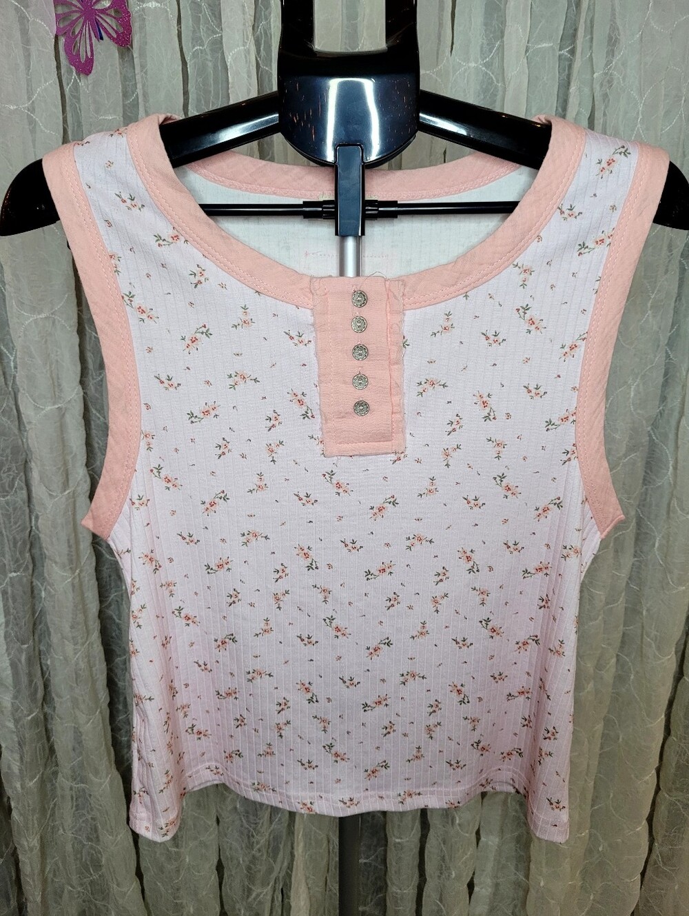 POL Pink Floral Ribbed 5 Button Henley Raw Edge Lettuce Crop Top Large Boutique